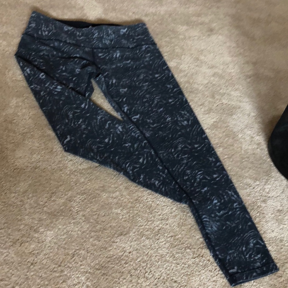 Black and white print crop leggings w/ zipper